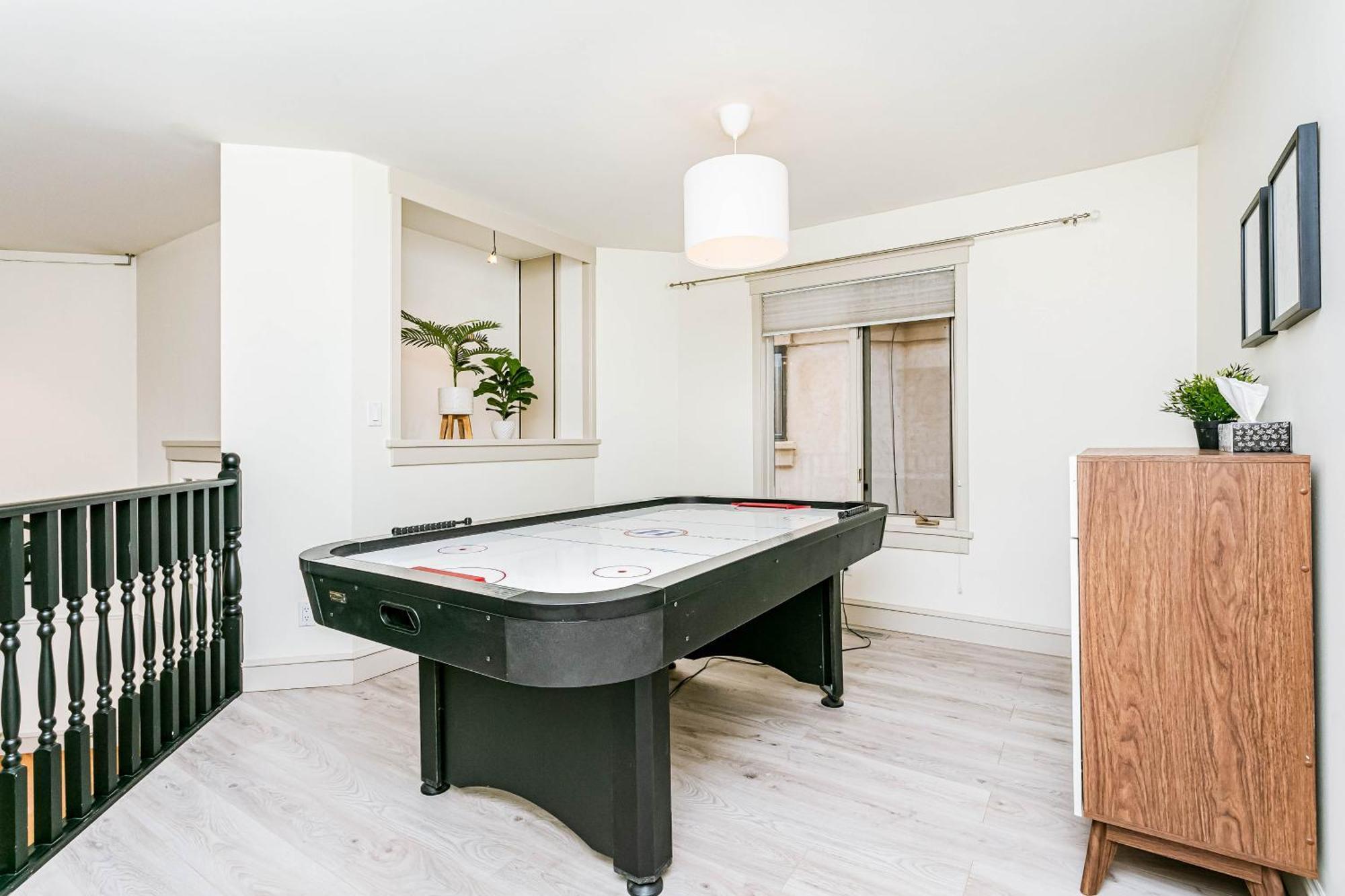 Chic Central 4Bdrm Home-King Bed-Airhockey-Mins Dt Edmonton Kültér fotó