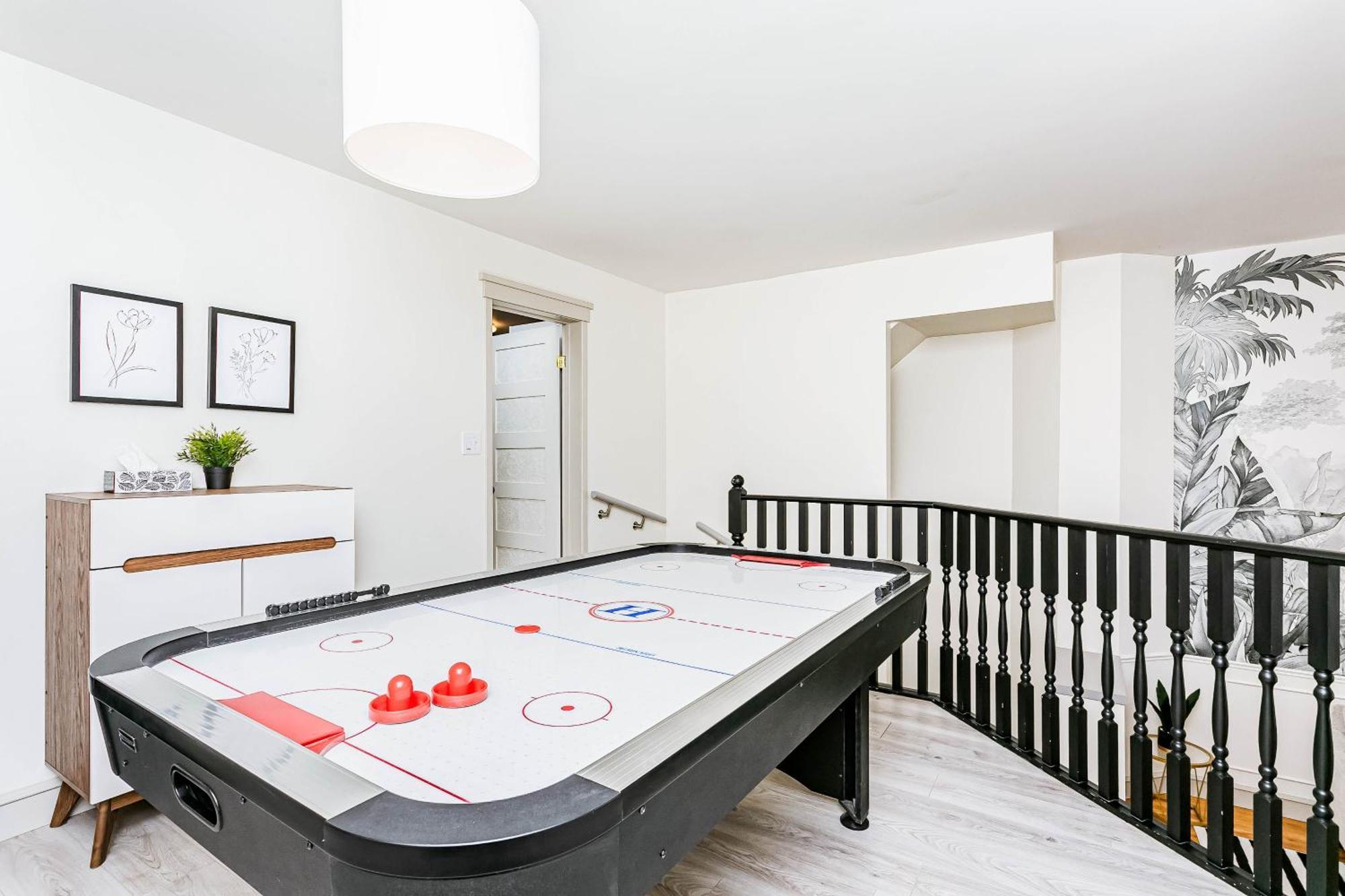 Chic Central 4Bdrm Home-King Bed-Airhockey-Mins Dt Edmonton Kültér fotó